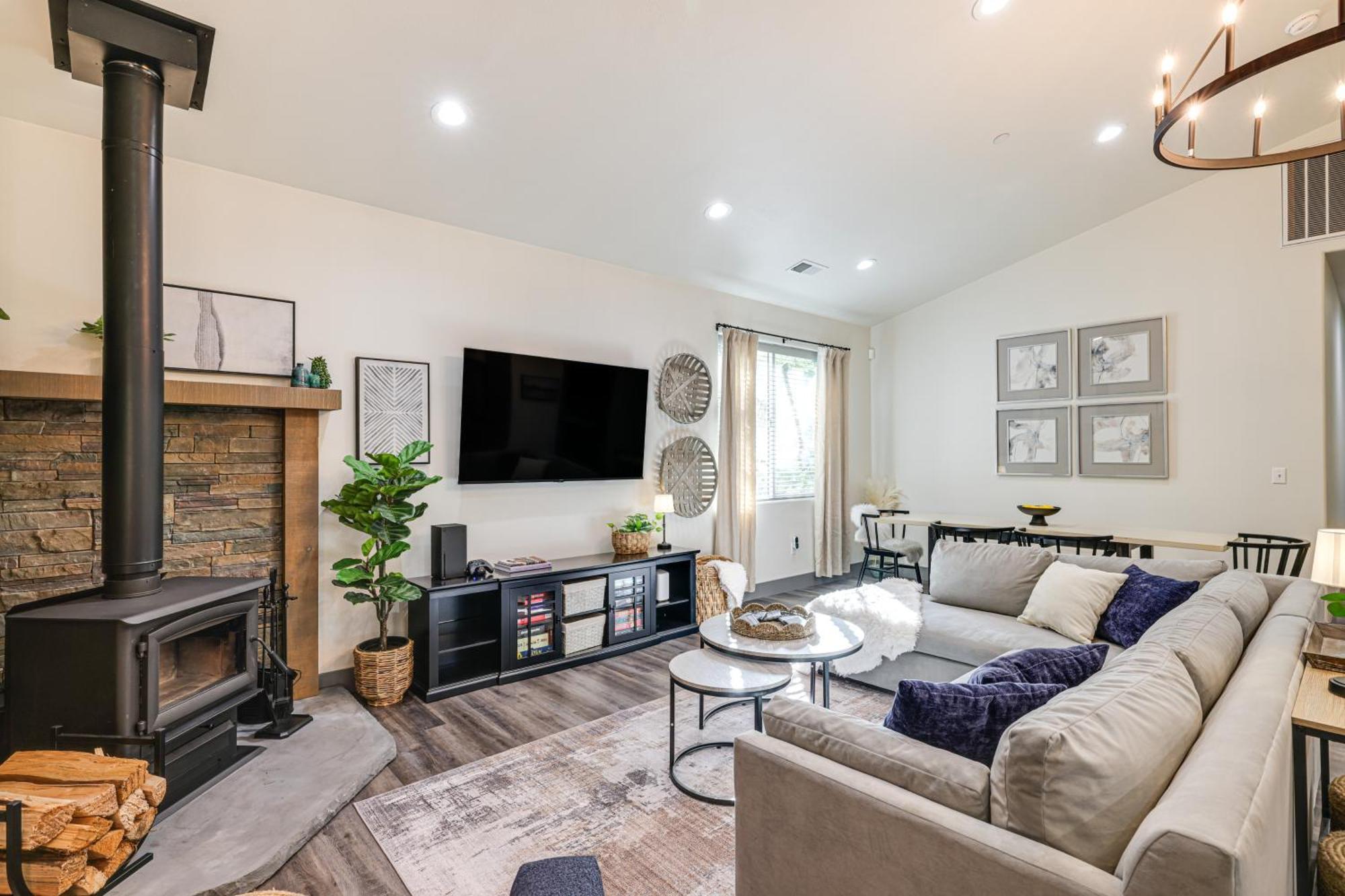 Picturesque Escape With Patio And Game Room! Sonora
